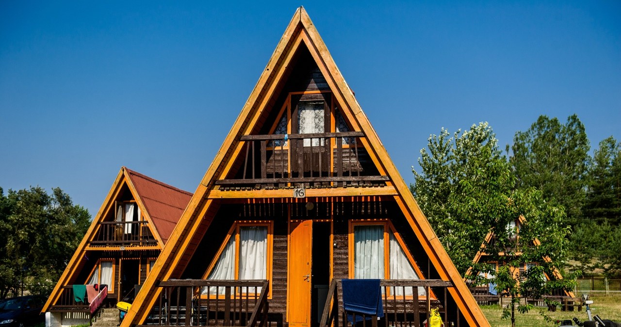 Brda znów modna. Retro domek z PRL-u w nowoczesnej odsłonie i atrakcyjnej cenie