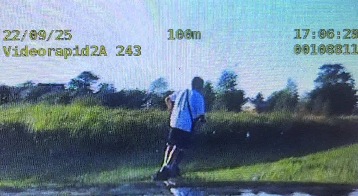 14-letni chłopiec, chcąc uniknąć kontroli drogowej, uciekał przed policjantami na elektrycznej hulajnodze. "Swoją szaleńczą jazdą stwarzał zagrożenie dla siebie i innych uczestników ruchu" - podkreślają policjanci, którzy uczestniczyli w tym nietypowym pościgu w Jadachach na Podkarpaciu. Nastolatek został zatrzymany, o jego losie zdecyduje sąd rodzinny.
