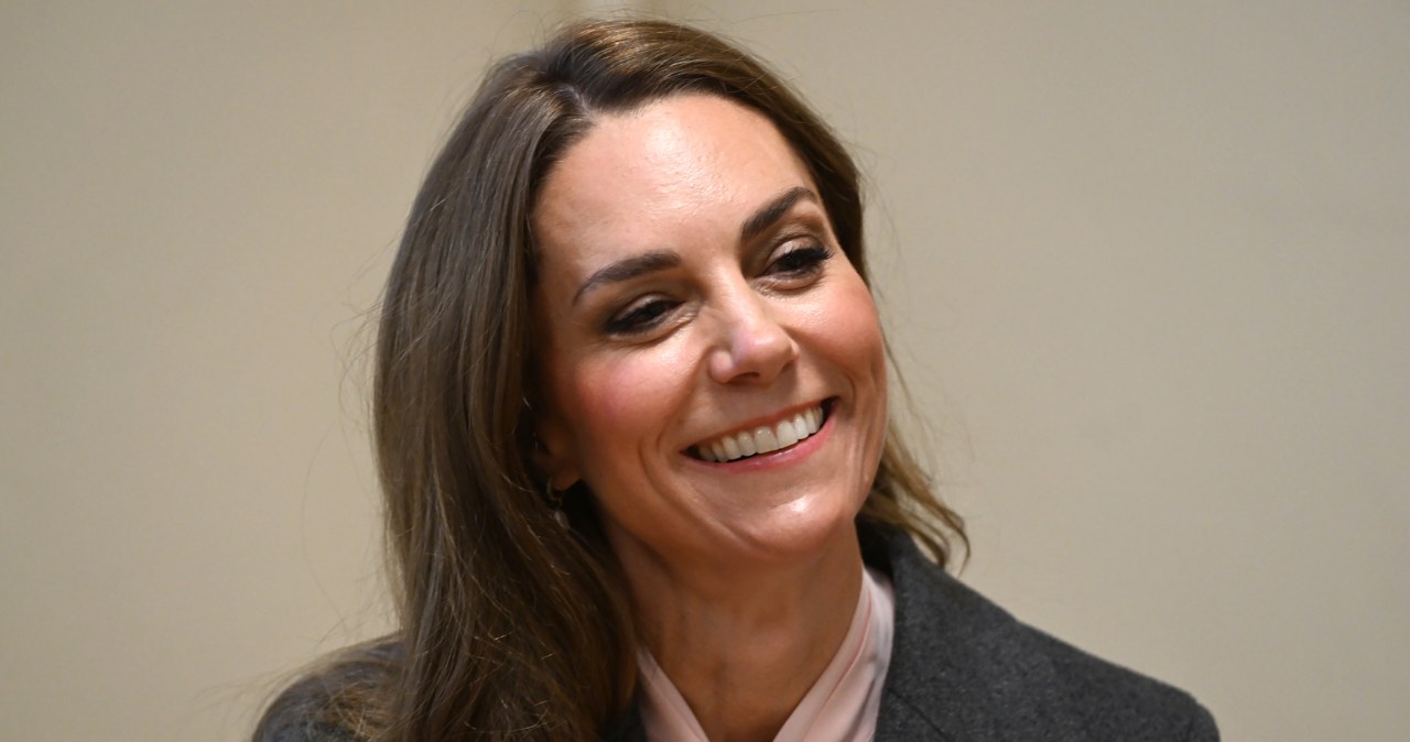 Wysiadła z auta i skupiła na sobie wzrok zebranych. Koszula to nie wszystko