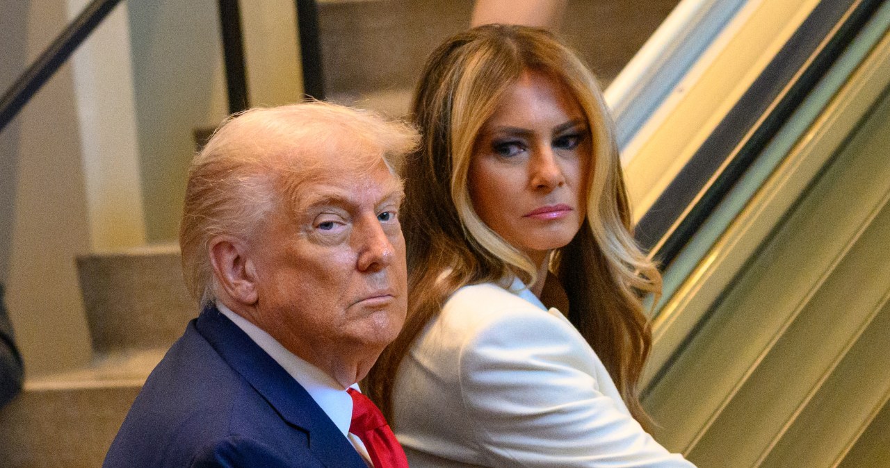 Pojawiła się cała na biało. Tak Melania wyróżniała się na tle innych