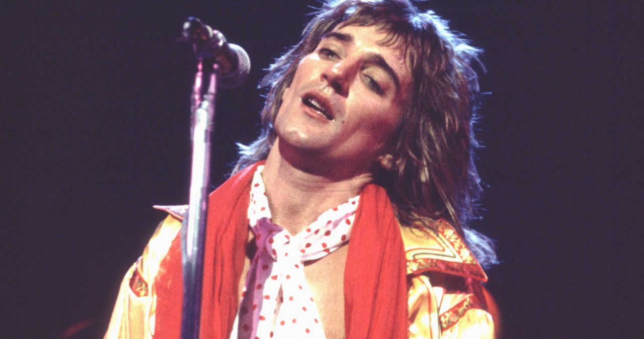 Umawiał się z dziewczyną Bonda. Balladę miłosną poświęcił... piłce nożnej