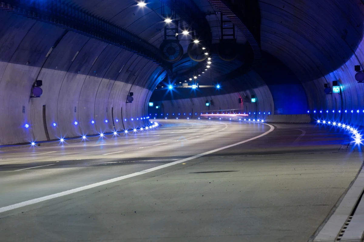 Norwegia realizuje jeden z najbardziej ambitnych projektów infrastrukturalnych w swojej historii – tunel Rogfast. To przedsięwzięcie, które już teraz budzi podziw inżynierów na całym świecie, ma szansę ustanowić nowe światowe standardy w budowie podwodnych korytarzy komunikacyjnych. Po ukończeniu w 2033 roku Rogfast stanie się najdłuższym i najgłębszym tunelem podwodnym na świecie, łączącym dwie kluczowe dzielnice zachodniego wybrzeża – Randaberg i Bokn.