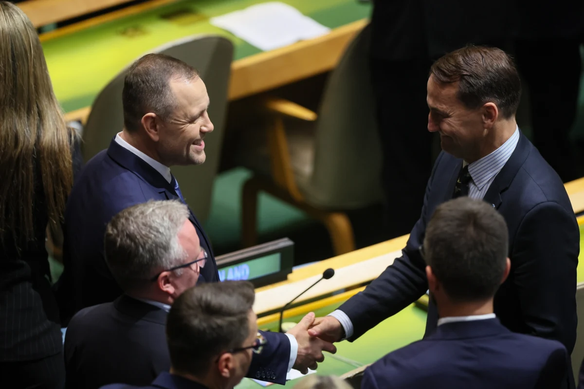 Podczas 80. sesji Zgromadzenia Ogólnego ONZ w Nowym Jorku prezydent Karol Nawrocki oraz wicepremier, szef MSZ Radosław Sikorski zaprezentowali światu obraz polskiej jedności. Wspólne zdjęcie obu polityków stało się przedmiotem komentarzy w kraju, a szef MON Władysław Kosiniak-Kamysz podkreślił, że współpraca i wspólna strategia na arenie międzynarodowej są dziś kluczowe dla bezpieczeństwa i pozycji Polski. Sprawę wspólnego zdjęcia skomentował również Radosław Sikorski. Zobaczcie, co powiedział w rozmowie z korespondentem RMF FM Pawłem Żuchowskim.