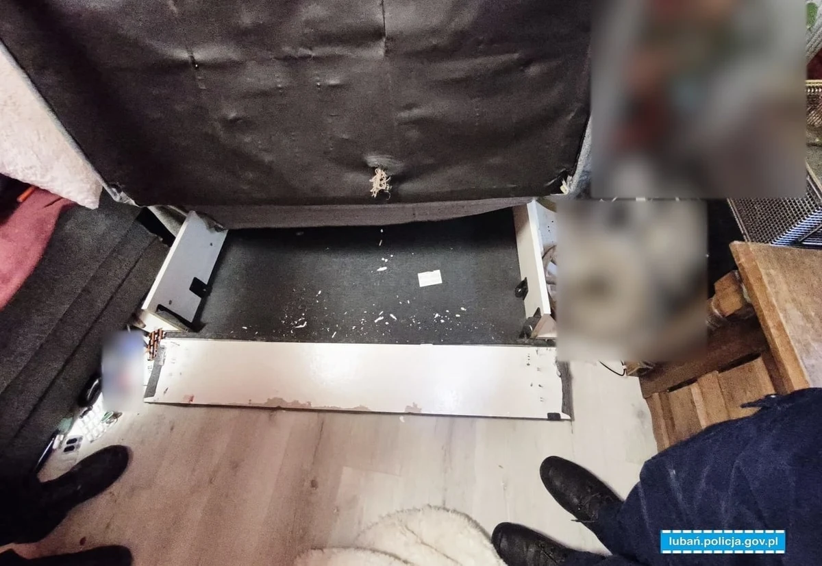 ​Pewien 45-latek poszukiwany do odbycia kary został zatrzymany przez policjantów z Lubania (woj. dolnośląskie). Gdy zapukali oni do mieszkania, w którym przebywał, mężczyzna schował się w wersalce.