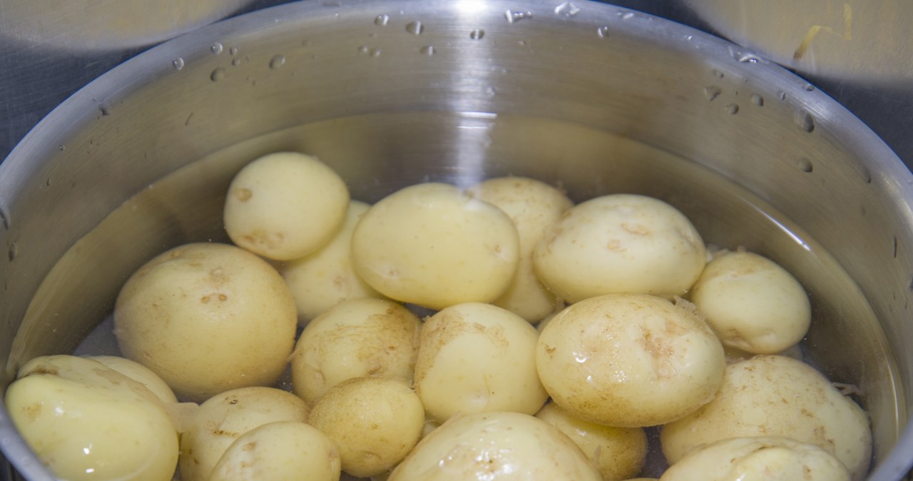 Dodaj jeden składnik do gotowania ziemniaków. Będą zwarte i apetyczne