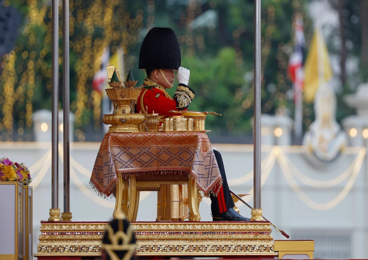 Król Tajlandii, Maha Vajiralongkorn, znany jako Rama X, jest obecnie najbogatszym monarchą na świecie. Jego majątek przekracza niebotyczne 43 miliardy dolarów, a liczba posiadanych przez niego nieruchomości, odrzutowców i jachtów może przyprawić o zawrót głowy. 