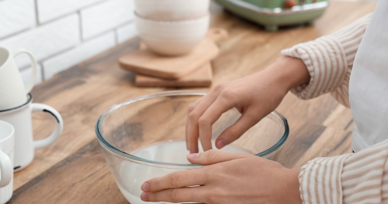 Rozpuść w wodzie i zanurz dłonie. Tak wzmocnisz paznokcie po hybrydzie