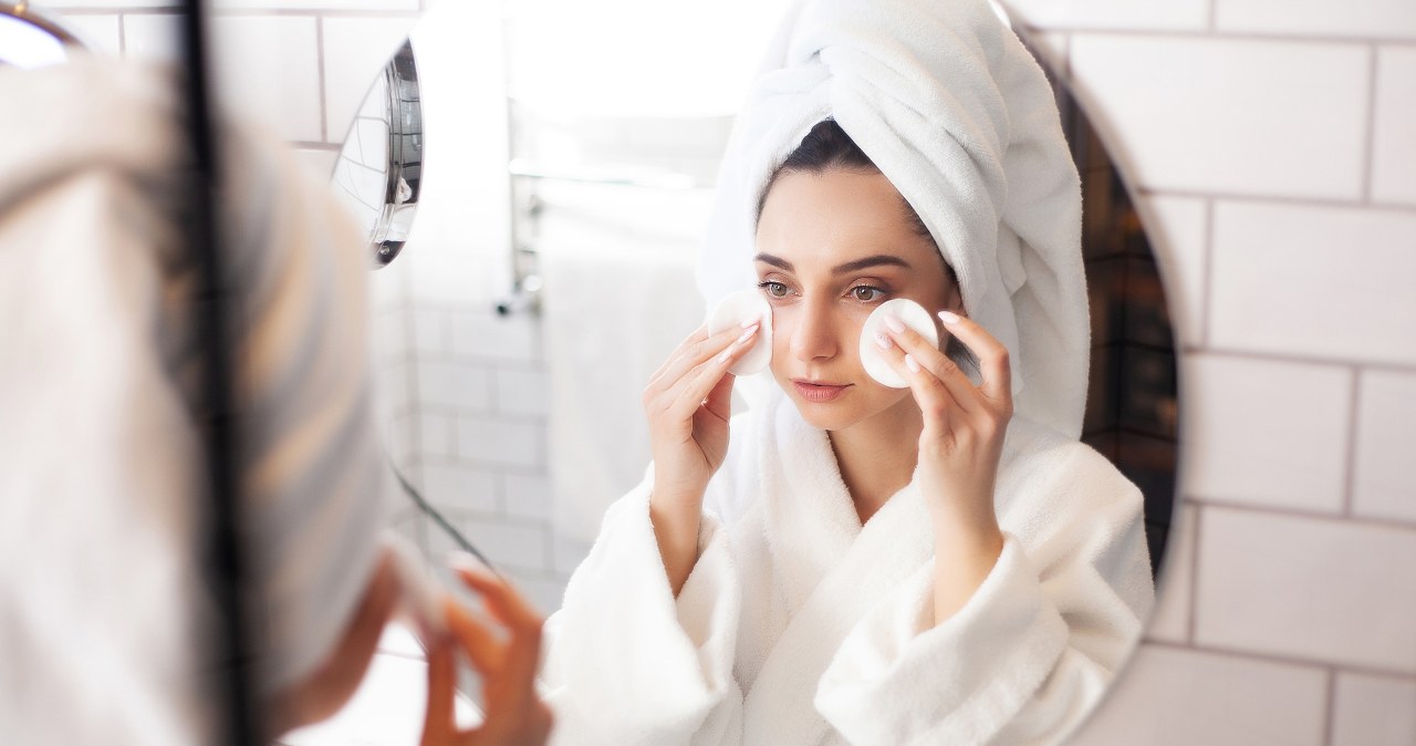 Zapomnij o drogich płatkach pod oczy. Ten produkt za grosze działa jeszcze lepiej