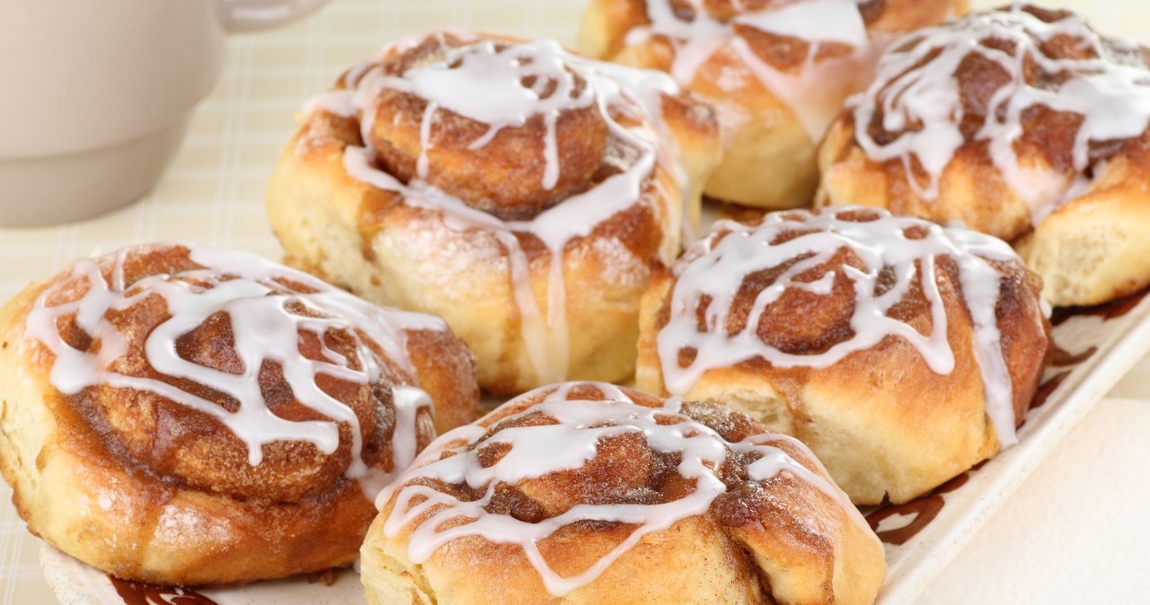 Najlepsze cynamonki z kremową polewą. Pachną i smakują obłędnie