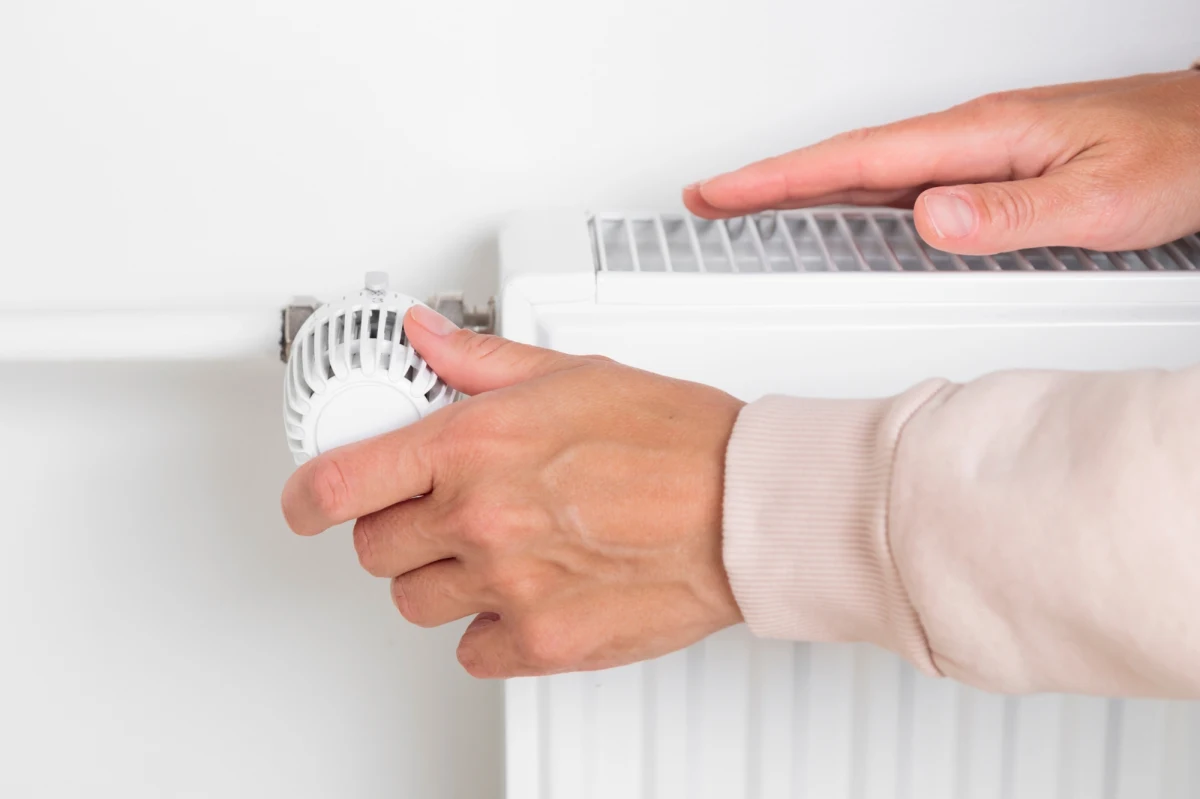 Kiedy jest odpowiedni moment na włączenie ogrzewania w domu? To pytanie zadaje sobie wielu z nas, gdy temperatury na zewnątrz zaczynają spadać. Eksperci podpowiadają, jakie są optymalne wartości i na co zwrócić uwagę, aby zapewnić sobie komfort i jednocześnie uniknąć problemów z wilgocią czy schorzeniami.