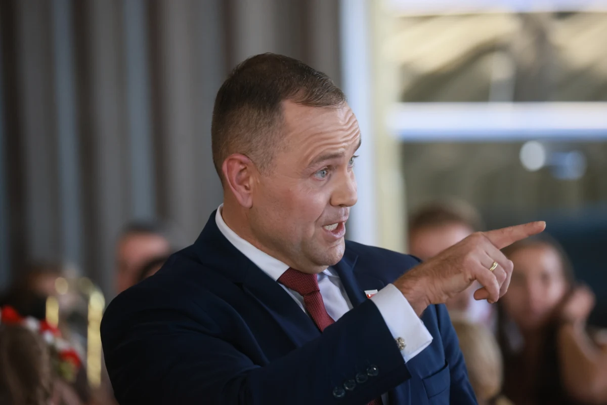 Prezydent Karol Nawrocki zapowiedział, że spotka się z prezydentem Ukrainy Wołodymyrem Zełenskim w Kijowie. Jak podkreślił, rozmowy z ukraińskim przywódcą są naturalnym elementem jego aktywności dyplomatycznej. Obaj liderzy mieli już okazję wymienić uprzejmości podczas Zgromadzenia Ogólnego ONZ w Nowym Jorku.