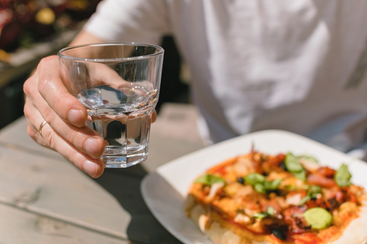 "Prawo do pół litra". Darmowa kranówka w restauracjach?