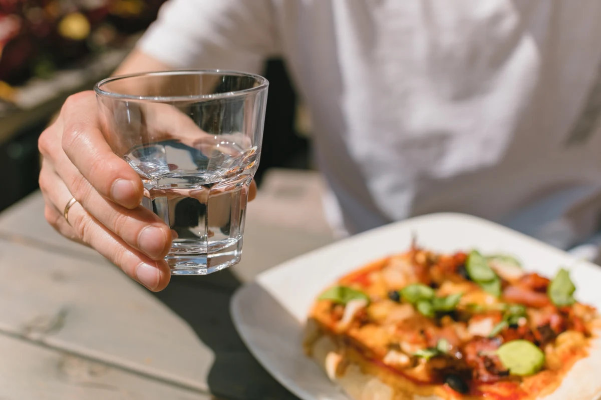 Pół litra wody z kranu za darmo dla gości restauracji? Posłowie Lewicy proponują poprawkę do projektu zmian w ustawie o zbiorowym zaopatrzeniu w wodę.