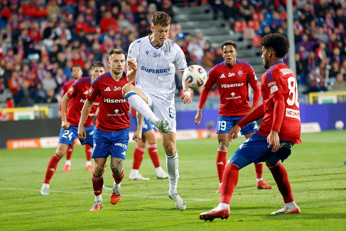 Podział punktów, który nikogo nie zadowala, w zaległym meczu piłkarskiej Ekstraklasy. Raków Częstochowa zremisował z Lechem Poznań 2:2. Do przerwy "Kolejorz" prowadził już 2:0, ale później musiał radzić sobie w dziesiątkę i wypuścił wygraną z rąk.