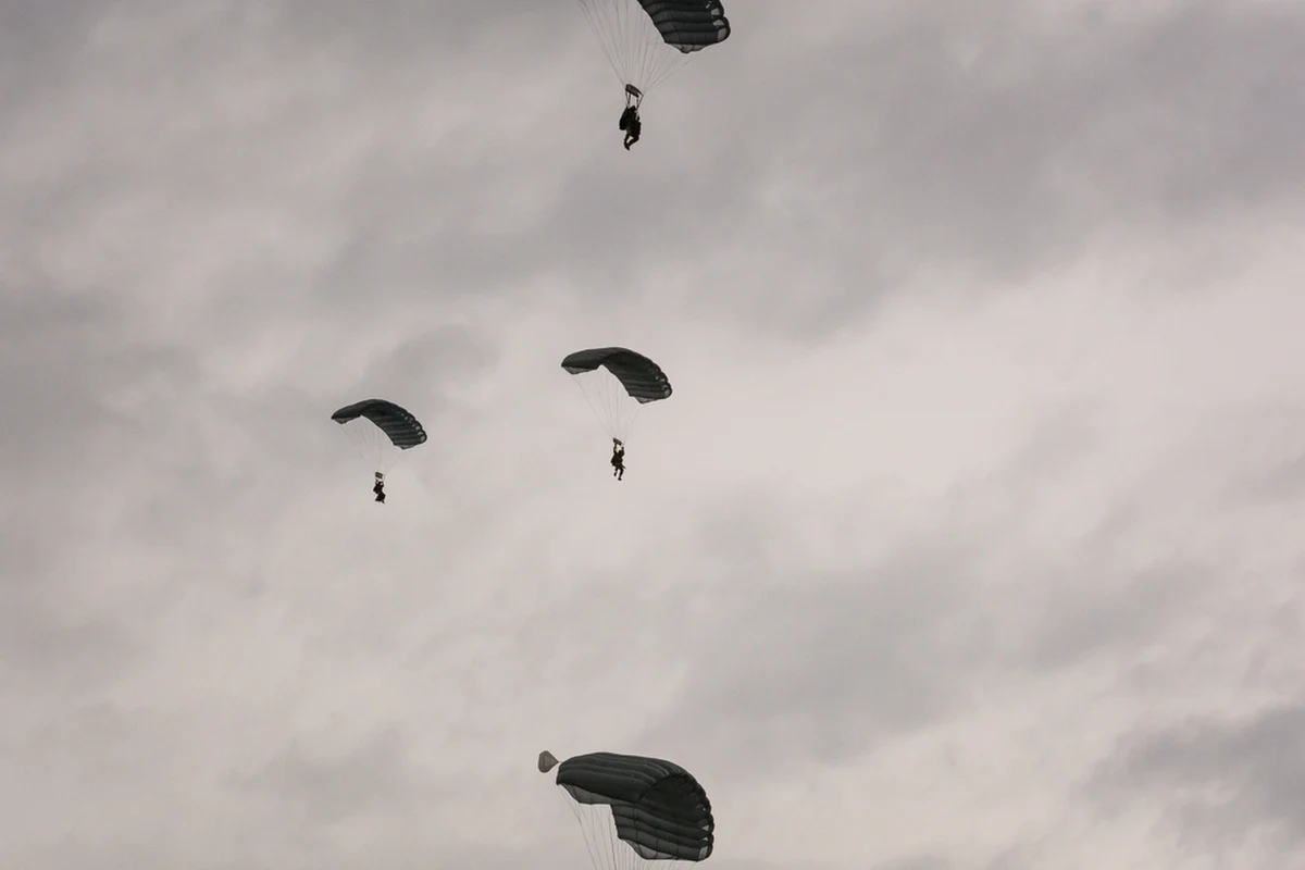 Polscy spadochroniarze wylądowali na Gotlandii w ramach szwedzko-polskiej operacji Gotlandzka Straż. Oficjalnie to test planów obronnych, ale wojskowi nie ukrywają, że działania mają wysłać wyraźny sygnał odstraszający w kierunku Rosji.