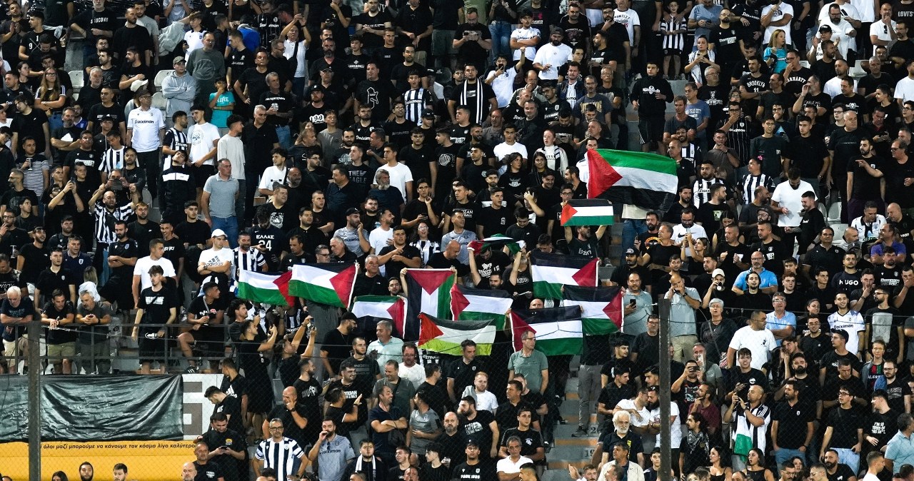 wiadomości,aktualności,Interia Kolejny mecz i znów głośno o Izraelu. Pojawiły się transparenty, wszystko na oczach Polaka