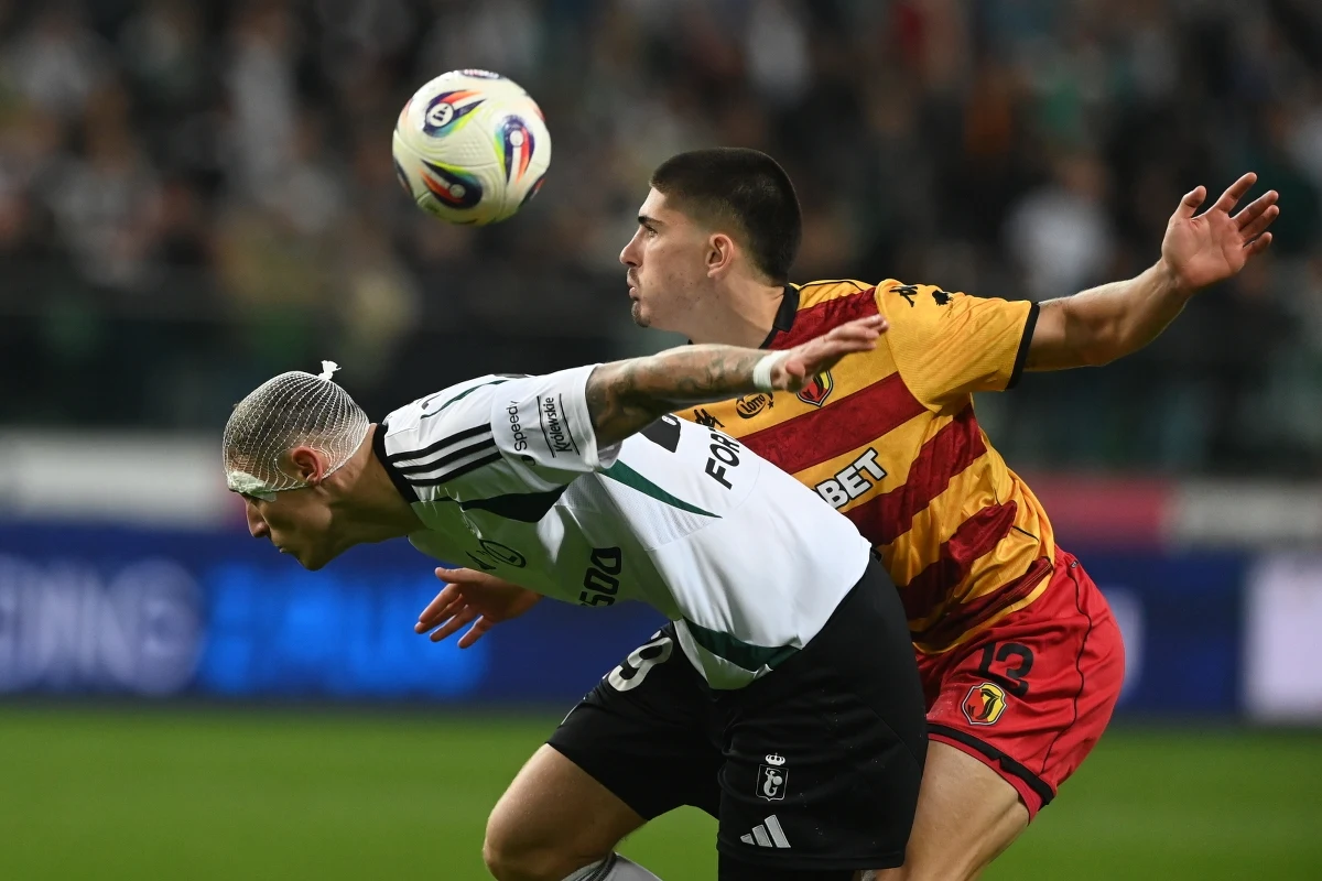 Legia Warszawa bezbramkowo zremisowała u siebie z Jagiellonią Białystok w zaległym meczu 6. kolejki piłkarskiej ekstraklasy. Drużyny miały zmierzyć się 23 sierpnia, ale przełożono ten mecz ze względu na ich udział w eliminacjach Ligi Konferencji.