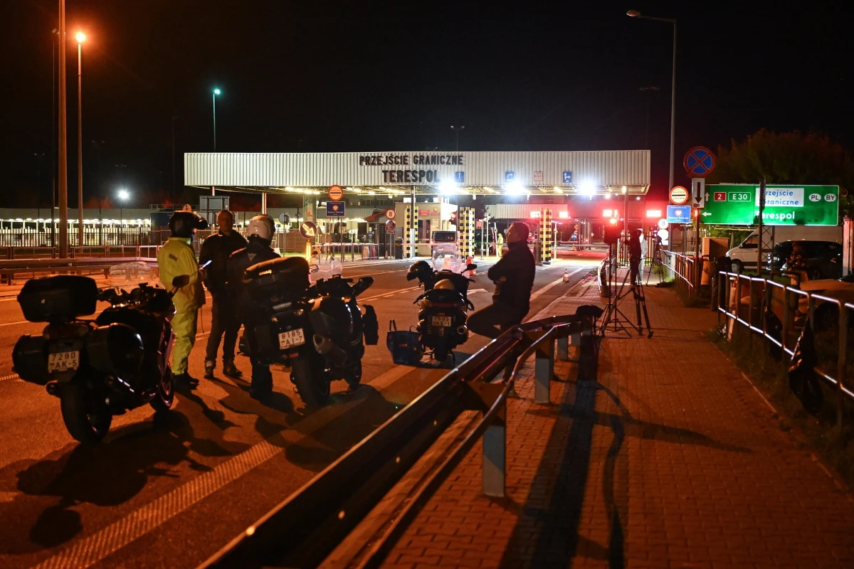 Polskie przejścia graniczne z Białorusią zostały ponownie otwarte. Były zamknięte od 12 września w związku z rosyjsko-białoruskimi manewrami Zapad 2025. W czwartek przed godz. 5 rano w kolejkach do przejść w Koroszczynie i Terespolu (woj. lubelskie) stało ok. 400 tirów i 100 aut osobowych.