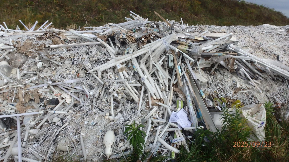 Niecodzienne odkrycie w Anielinie pod Strykowem (woj. łódzkie). Mieszkanka wsi, wyprowadzając krowę na pastwisko, natknęła się na ogromną hałdę odpadów. Jak się okazało, ktoś porzucił na polu około 10 ton zużytych świetlówek i elementów starych telewizorów. Sprawą zajęły się już odpowiednie służby.