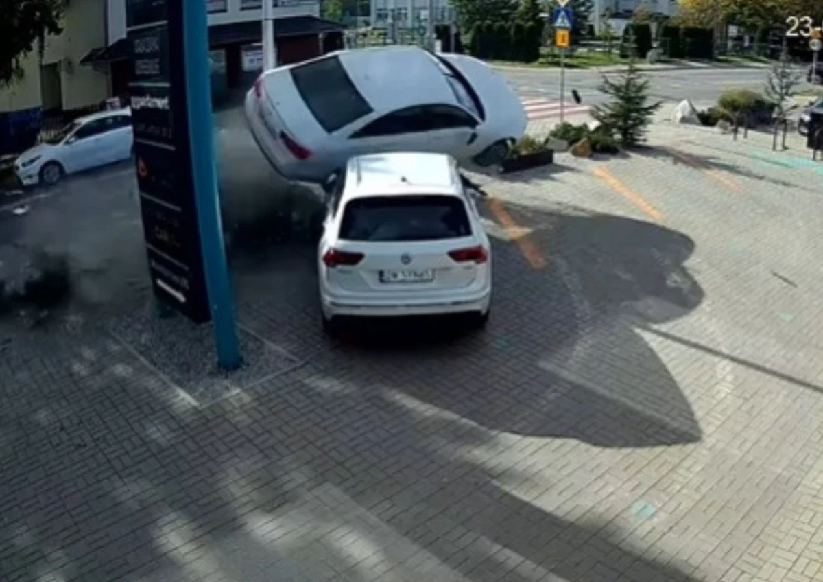 Na wrocławskim osiedlu Wojnów doszło do groźnie wyglądającego wypadku. Samochód z impetem wzbił się w powietrze, przeleciał nad zaparkowanym autem, po czym runął na ziemię i uderzył w słup energetyczny. Przyczyną zdarzenia było zasłabnięcie kobiety prowadzącej pojazd. Na szczęście wyszła z tego bez obrażeń. Cała sytuacja została zarejestrowana przez monitoring, a nagranie błyskawicznie obiegło media społecznościowe.