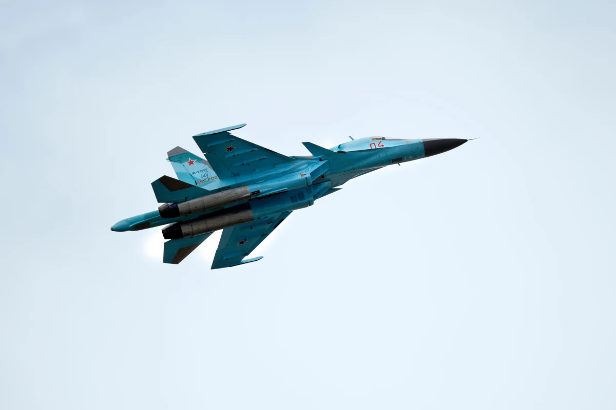 Sztab Generalny Sił Zbrojnych Ukrainy poinformował o zestrzeleniu rosyjskiego samolotu myśliwsko-bombowego Su-34. Maszyna została strącona w czwartek o świcie w obwodzie zaporoskim na południowym wschodzie kraju. Z kolei na okupowanym przez Rosję Krymie oddział specjalny „Duchy” wywiadu wojskowego Ukrainy (HUR) zniszczył dwa samoloty transportowe An-26 oraz dwie stacje radiolokacyjne.