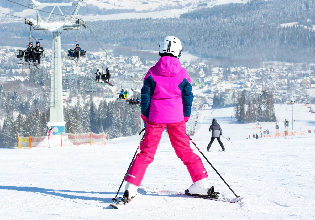 Polskie Koleje Linowe rozpoczęły sprzedaż sezonowych skipassów na zimę 2025/26. Karnet umożliwia nielimitowany dostęp do sześciu popularnych ośrodków narciarskich w Polsce. Promocyjne ceny obowiązują tylko do końca września.