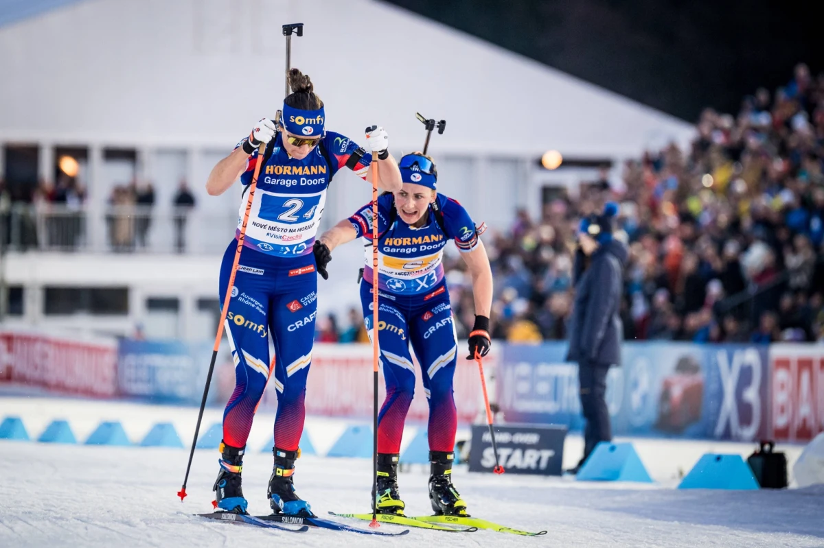 Dwa lata po zatrzymaniu Julia Simon stanie przed sądem karnym w Albertville. Francuska biathlonistka została oskarżona o korzystanie z kart płatniczych, które nie należały do niej – w tym karty swojej koleżanki z reprezentacji, Justine Braisaz-Bouchet – do dokonywania zakupów online. Simon od początku konsekwentnie zaprzeczała, jakoby miała dopuścić się zarzucanych jej czynów.