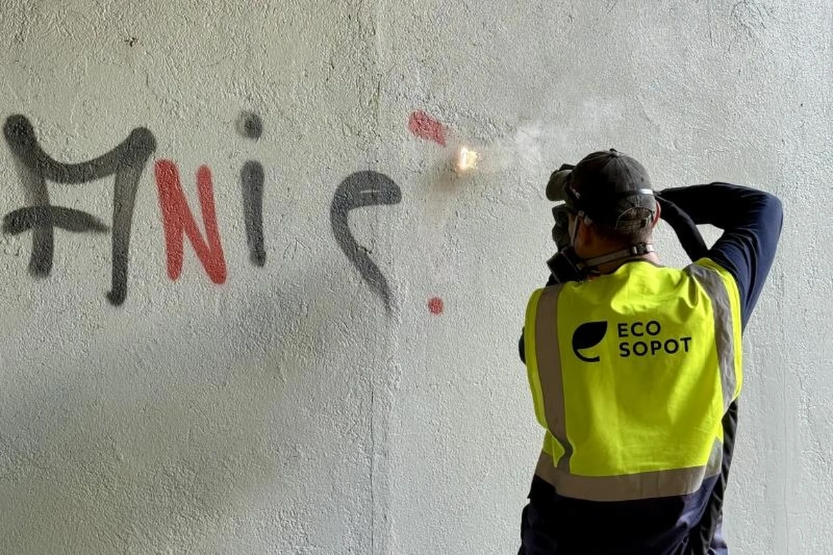 Sopot wprowadza innowacyjne rozwiązania w utrzymaniu czystości przestrzeni publicznej. Spółka komunalna Eco Sopot zakupiła laser czyszczący, który pozwala szybko i skutecznie usuwać graffiti, odświeżać kostkę brukową oraz czyścić pomniki. Nowe urządzenie ma być nie tylko efektywne, ale też bezpieczne dla zabytków i środowiska.