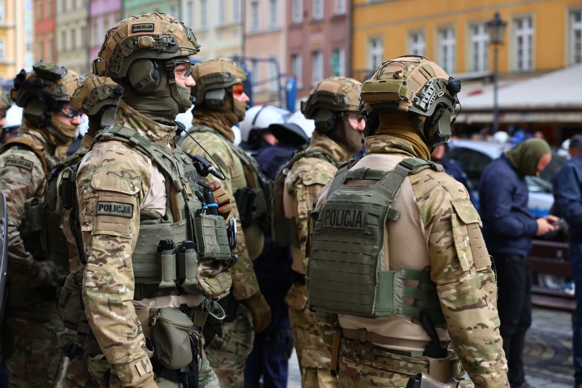 Podejrzaną paczkę z migającą czerwoną diodą znaleziono przed sklepem w miejscowości Budziszów Wielki na Dolnym Śląsku. Policja apelowała do mieszkańców, by omijali okolicę sklepu.