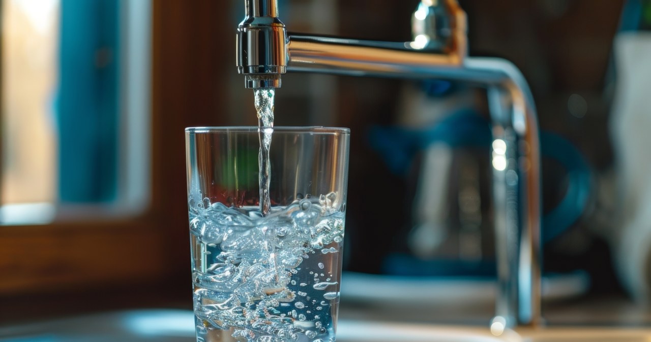 Już nie trzeba będzie płacić za wodę w restauracji? Politycy chcą zmiany