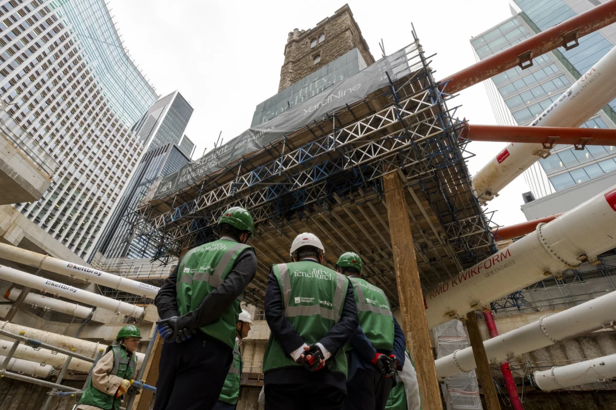 W centrum Londynu rozgrywa się spektakularna operacja inżynieryjna, która już teraz przechodzi do historii światowej architektury. 700-letnia wieża kościoła All Hallows Staining została podniesiona i umieszczona na specjalnych stalowych podporach, unosząc się aż 14 metrów nad ziemią. Wszystko po to, by umożliwić budowę nowoczesnego, 36-piętrowego wieżowca.