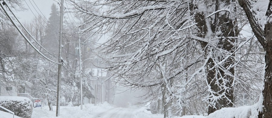 Europa przygotowuje się na pierwszy w tym sezonie atak zimy. Meteorolodzy ostrzegają przed intensywnymi opadami śniegu, które mogą poważnie utrudnić ruch na alpejskich drogach. W niektórych miejscach pokrywa śnieżna sięgnie nawet 60 cm.