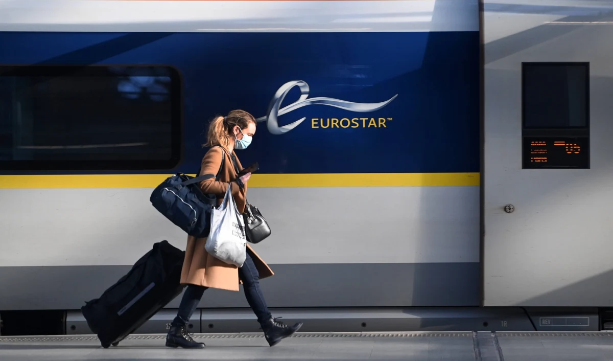 Od października 2025 roku Brytyjczycy korzystający z pociągów Eurostar z Londynu do krajów Unii Europejskiej muszą przygotować się na nowe, bardziej szczegółowe kontrole graniczne. Zmiany wynikają z wprowadzenia przez UE systemu Entry/Exit System (EES), który ma zwiększyć bezpieczeństwo i usprawnić rejestrację wjazdów oraz wyjazdów obywateli państw trzecich.