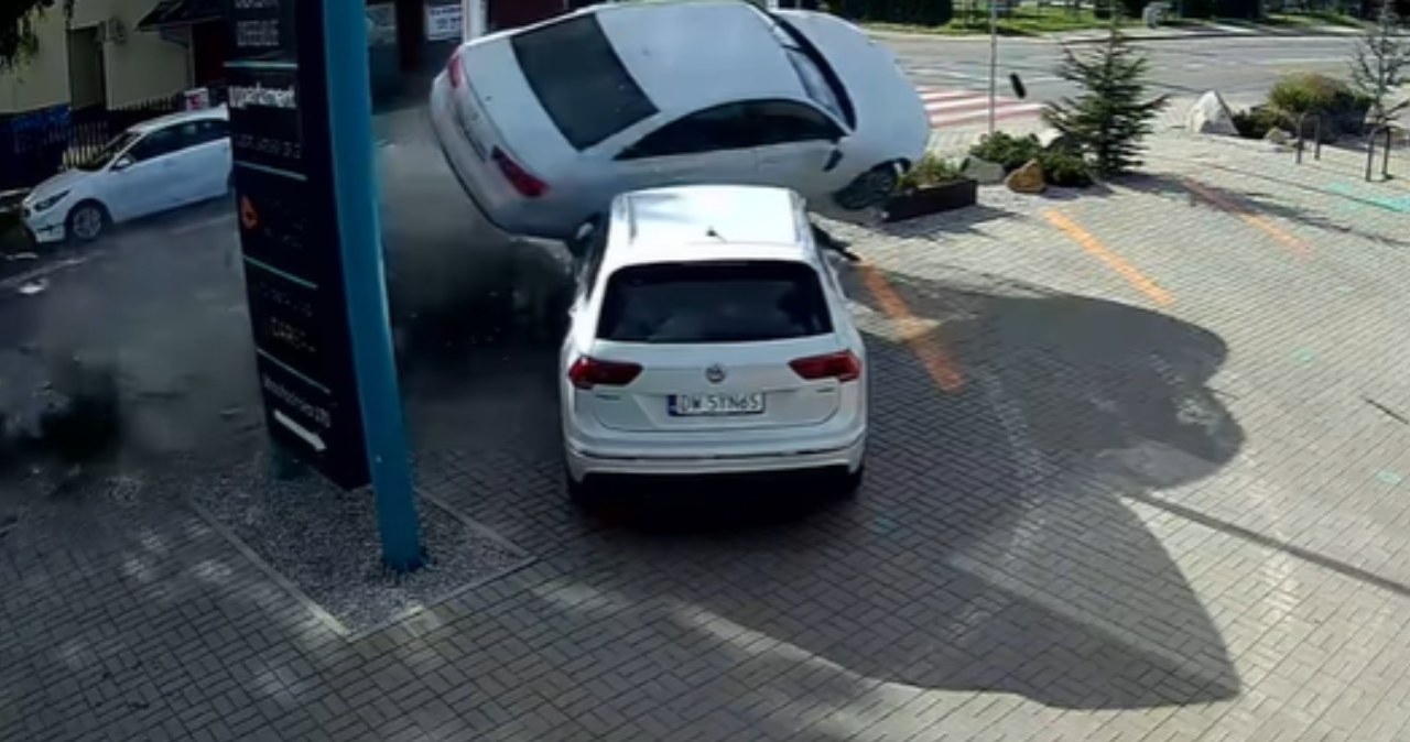 Groźne zdarzenie we Wrocławiu. Audi wykonało lot jak z filmu