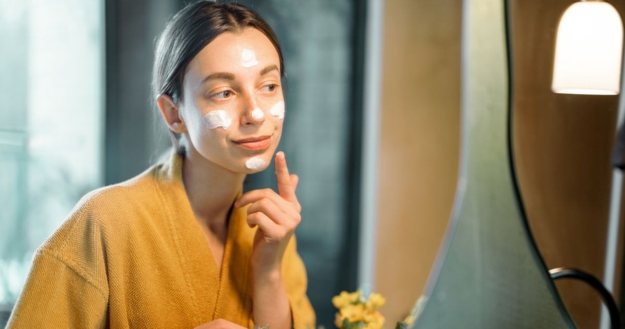 Wypełniają zmarszczki jak cement. Hitowe maści z apteki za grosze