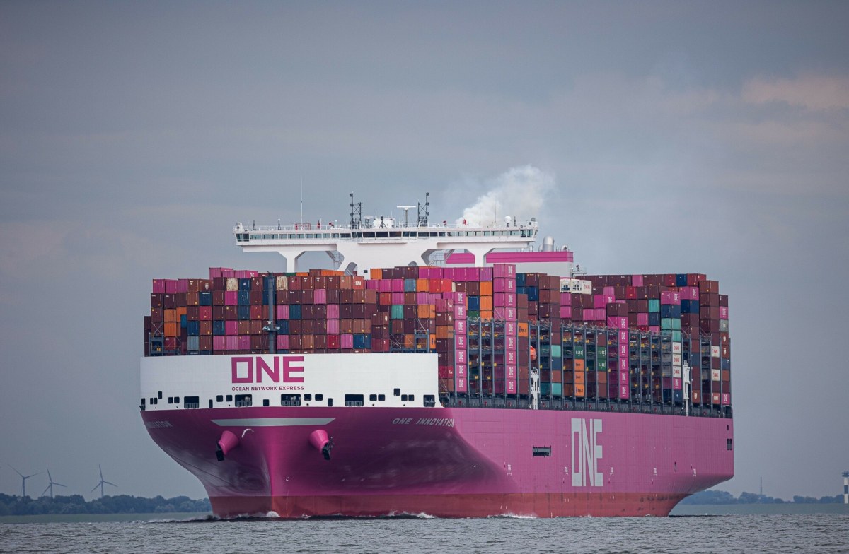 Nowa era żeglugi. Największy kontenerowiec świata na kursie do Europy