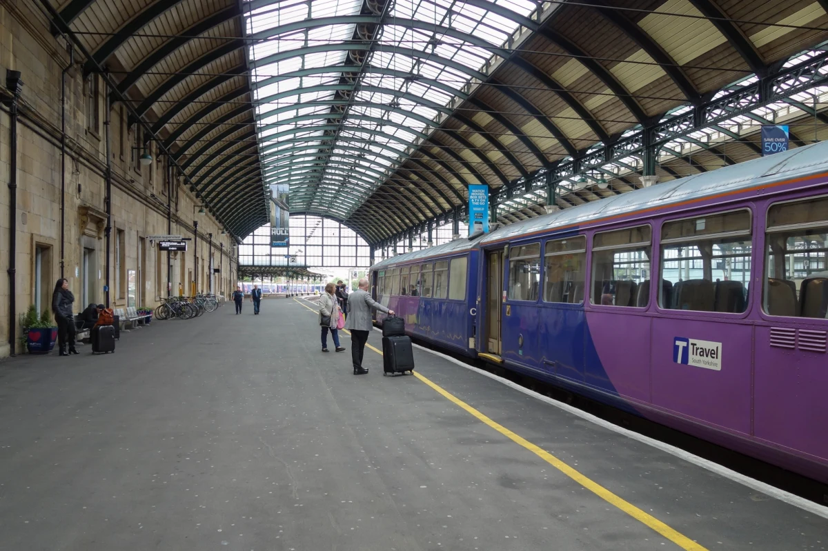 Stacja Hull Paragon Interchange w Kingston upon Hull została uznana najlepszą dużą stacją kolejową w Wielkiej Brytanii podczas prestiżowej gali National Rail Awards 2025. Nagrodę określa się mianem "Kolejowego Oscara".