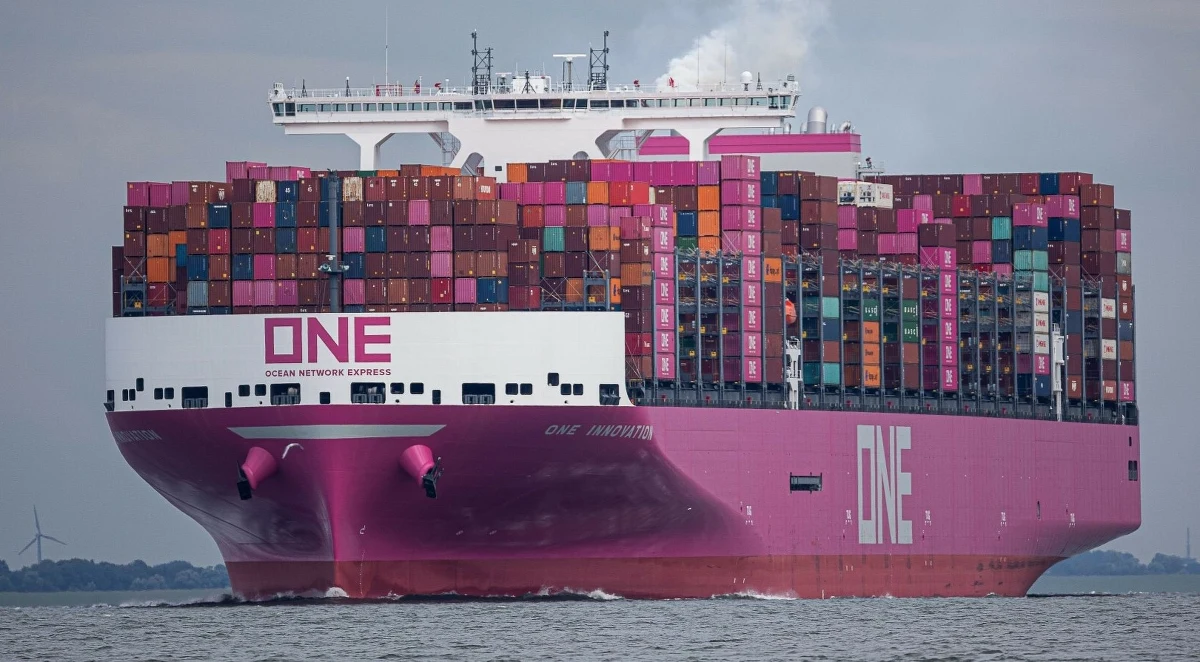 Wielkie wydarzenie na światowych szlakach handlowych – do Europy zmierza właśnie statek, który już teraz zapisuje się w historii żeglugi. "One Innovation", najnowszy kolos należący do armatora Ocean Network Express, przewozi na swoim pokładzie aż 22 233 standardowe kontenery. To największy jednorazowy ładunek, jaki kiedykolwiek został przetransportowany na jednym statku kontenerowym. Celem tej spektakularnej podróży jest port w Rotterdamie, gdzie jednostka spodziewana jest 12 października.