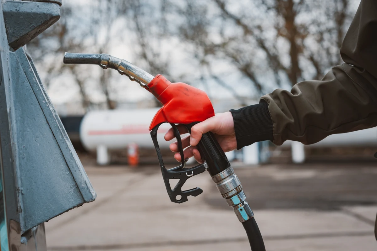 Rosja przyznaje, że ma problemy z paliwami, a wicepremier zapowiada przedłużenie zakazu eksportu benzyny. O skali problemu nie mówi wprost: "Mamy niewielki deficyt".