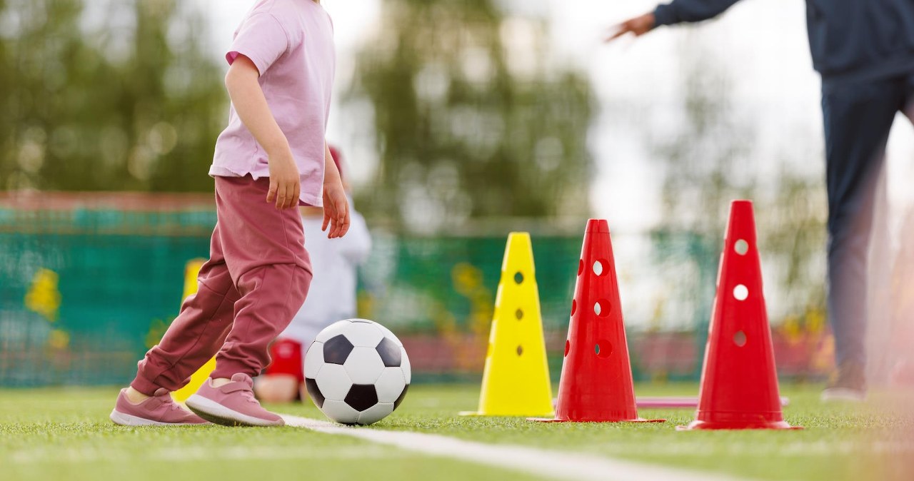 Jakie zajęcia pozaszkolne wybrać i jak chronić dziecko podczas realizowania jego pasji?