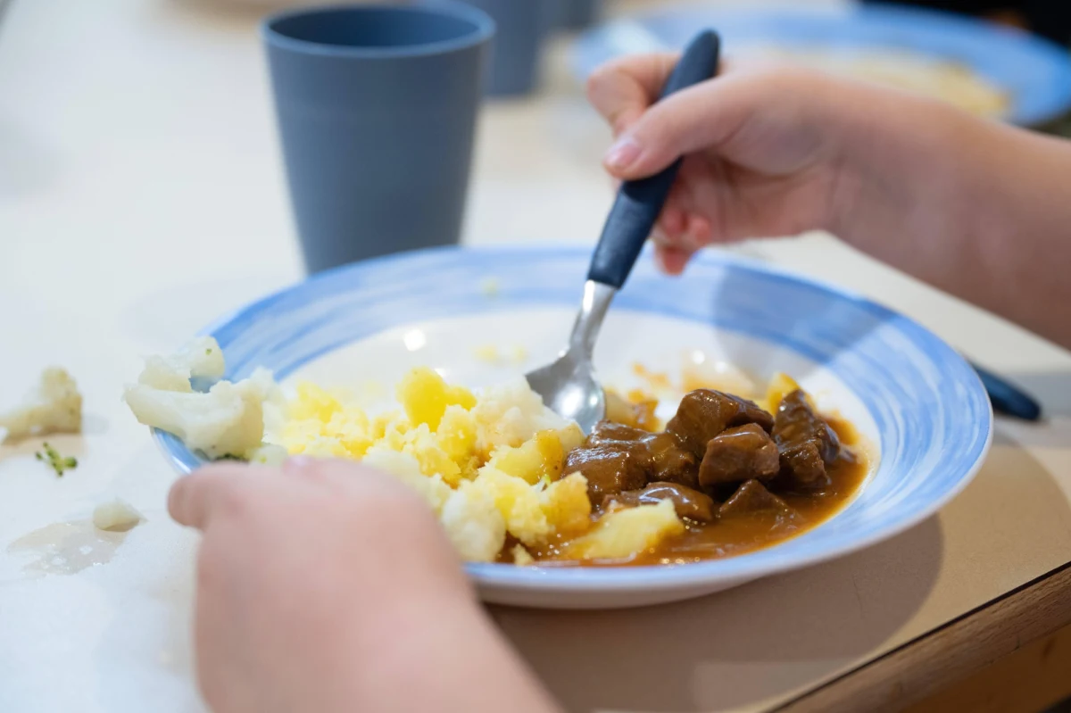 Czy każdy uczeń podstawówki - niezależnie od dochodów rodziców - będzie miał prawo do darmowych ciepłych posiłków w szkole? Projekt w tej sprawie przygotowali posłowie Partii Razem. Liczą na poparcie parlamentarzystów z innych ugrupowań. 