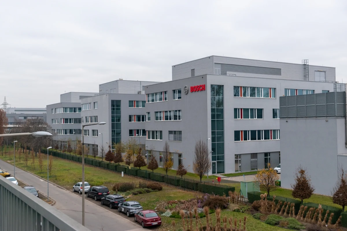 Niemiecki koncern Bosch zapowiedział kolejną falę zwolnień w swoim dziale motoryzacyjnym. Do 2030 roku pracę straci około 13 tysięcy osób. Decyzja jest efektem trudnej sytuacji na rynku motoryzacyjnym w Europie, rosnącej konkurencji oraz konieczności głębokiej restrukturyzacji firmy.