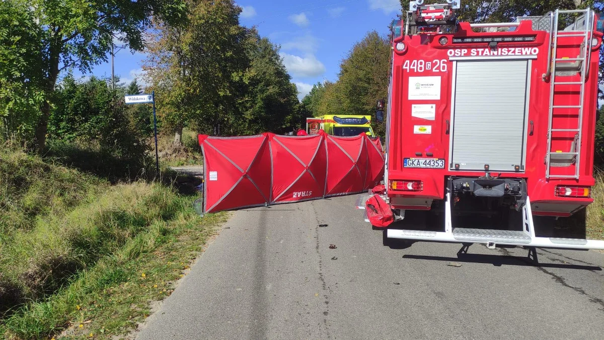 Tragedia w Staniszewie na Kaszubach (Pomorskie). Nie żyje 10-letni chłopiec, który wjechał rowerem pod nadjeżdżający samochód osobowy. 