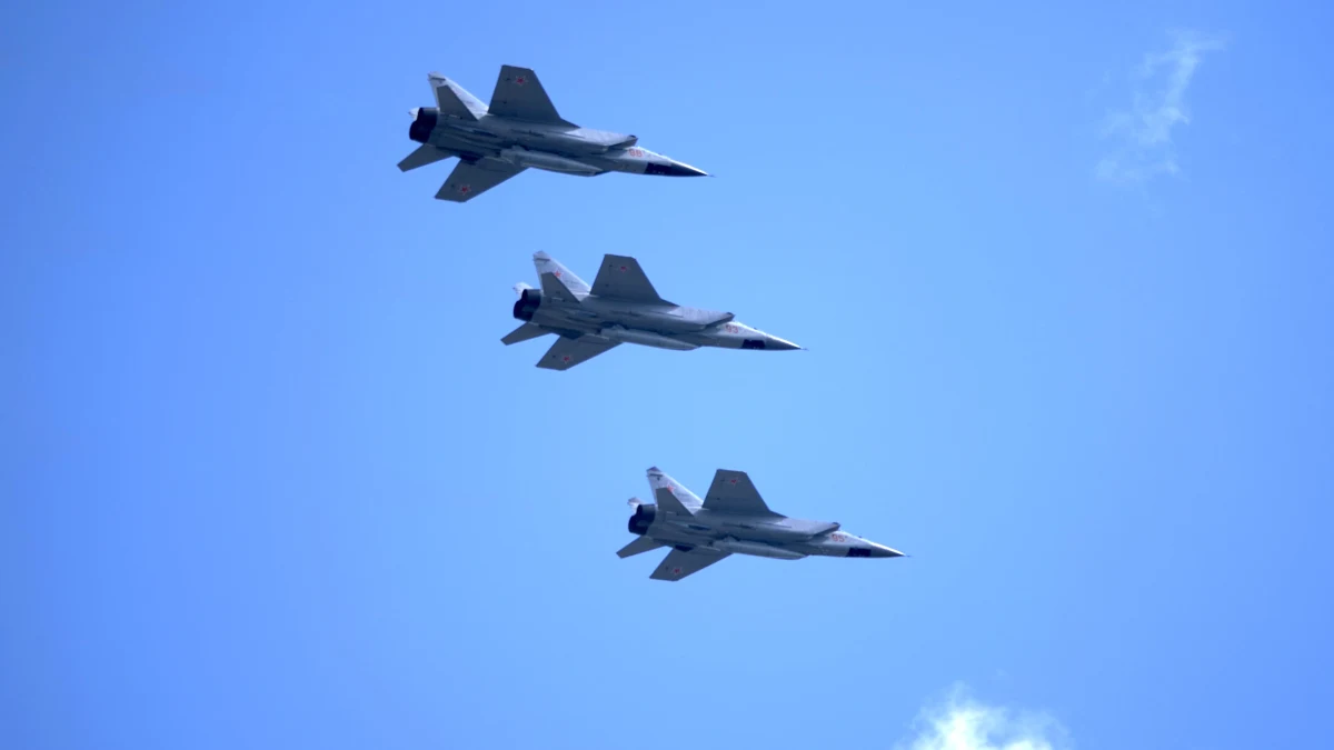 Ambasador Rosji w Paryżu Aleksiej Mieszkow powiedział, że zestrzelenie rosyjskiego samolotu przez NATO będzie oznaczać początek konfliktu zbrojnego. To odpowiedź na deklaracje zachodnich przywódców o zestrzeliwaniu rosyjskich samolotów, które naruszają przestrzeń powietrzną Sojuszu.