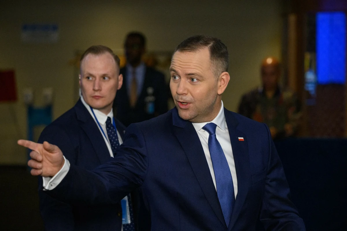 „Rosja przekracza granice, czerwone linie. Również granice w przestrzeni powietrznej kraju należącego do NATO - Polski, ale też Estonii i Rumunii” – mówił w wywiadzie dla amerykańskiej telewizji Newsmax prezydent Karol Nawrocki. „To powinno zwiększyć nasze głębokie przekonanie, że powinniśmy stać ramię w ramię w obliczu Federacji Rosyjskiej i robimy to” - dodał.