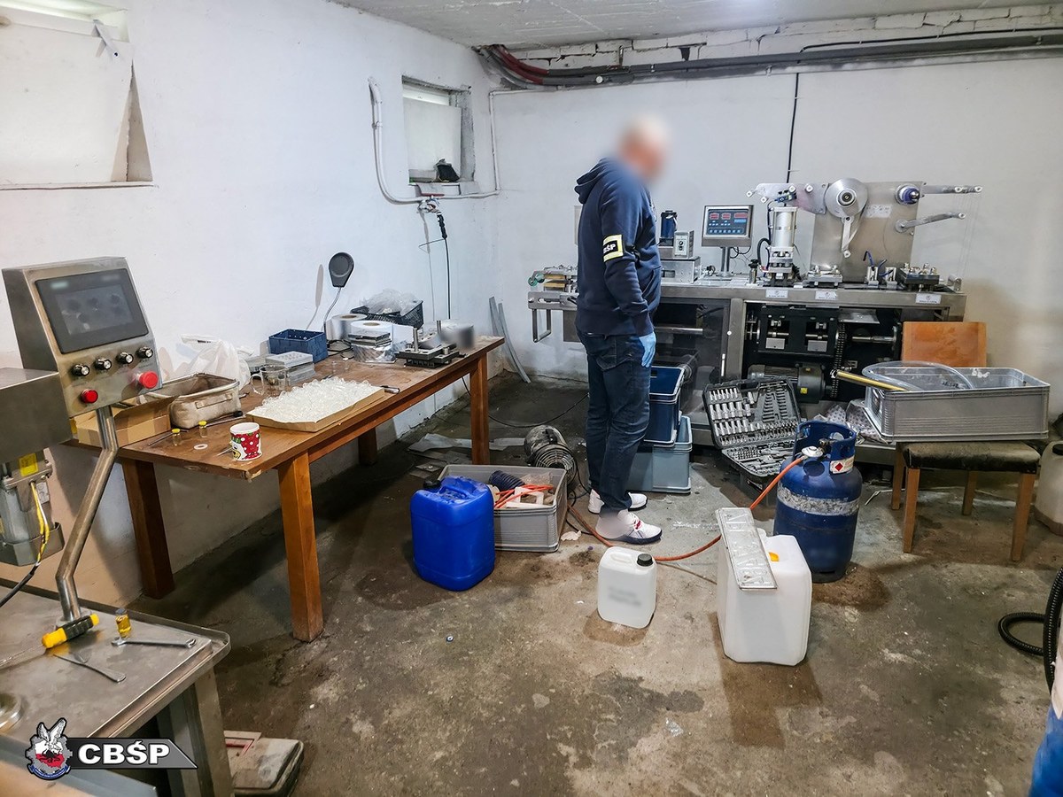 Największa fabryka fałszywych leków w Polsce. Nieoficjalnie: Policjanci i żandarm wojskowy zatrzymani
