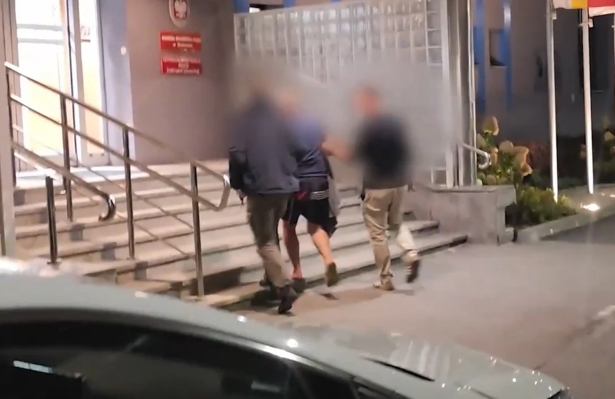 20 lat ukrywał się mieszkaniec Krakowa, szef grupy przestępczej zajmującej się masową produkcją papierosów. Mężczyzna znalazł schronienie w Dominikanie. 60-latek wpadł jednak w ręce policji i został deportowany do Polski.