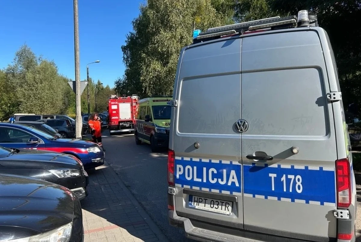 19-letni Jakub N. usłyszał zarzut wytwarzania i posiadania materiałów wybuchowych. Niebezpieczne przedmioty znaleziono w środę w jednym z mieszkań na Osiedlu Generałów w Olsztynie. Zatrzymanie mężczyzny ma związek ze śledztwem w sprawie planowanych zamachów terrorystycznych między innymi na jedną ze szkół średnich w Olsztynie. Prokuratura skierowała wniosek o trzymiesięczny areszt dla 19-latka. Sąd nie uwzględnił tego wniosku