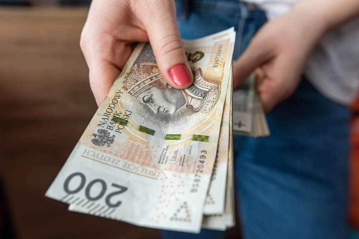 W Kancelarii Prezydenta pojawiła się obywatelska petycja, która może odmienić system wsparcia dla matek w Polsce. Dokument zakłada wprowadzenie długoterminowych świadczeń finansowych oraz dodatkowych składek emerytalnych, które mają nie tylko poprawić sytuację materialną rodzin, ale również zachęcić Polki do posiadania większej liczby dzieci. 