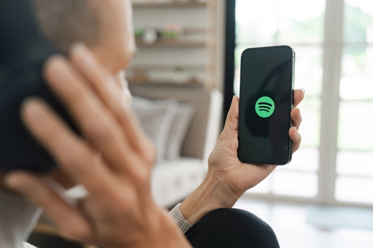 Platforma Spotify podjęła zdecydowaną walkę z muzycznym spamem. Usunięto aż 75 milionów utworów wygenerowanych przez sztuczną inteligencję, które podszywały się pod znanych artystów. Serwis wprowadza nowe zasady i narzędzia, by chronić autentycznych twórców oraz słuchaczy przed oszustwami i nadużyciami.